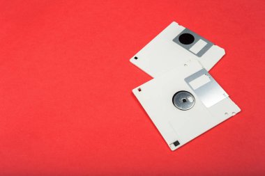 Disketler renkli arka plan üzerinde yakın çekim