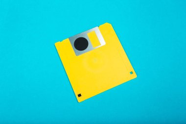 Disketin renkli arka plan üzerinde Kapat