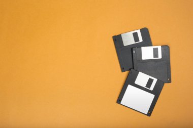 Disketler renkli arka plan üzerinde yakın çekim