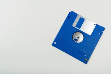 Disketin beyaz arka plan üzerinde izole kapatmak