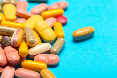 mavi arka plan üzerinde dağınık hapları görünümünü kapat