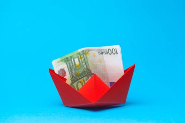 Para banknot ve kağıt tekne. İş kavramı