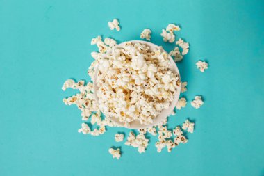 patlamış mısır renk arka plan üzerinde Kapat