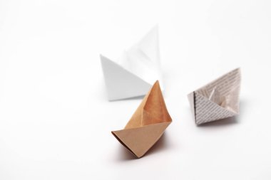 Origami kağıt tekne kümesi. Liderlik ve iş kavramı