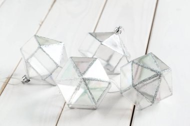 Beyaz arka plan üzerinde Noel ağacı için dekorasyon