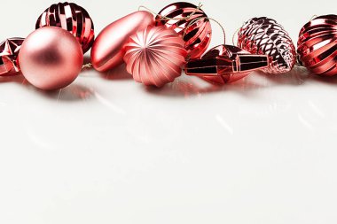 Beyaz arka plan üzerinde Noel ağacı için dekorasyon