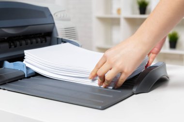 modern yazıcı kullanma office kişinin yakın çekim