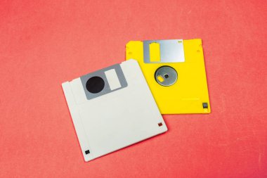 Disketler renkli arka plan üzerinde yakın çekim