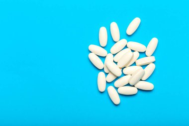 mavi arka plan üzerinde dağınık hapları görünümünü kapat