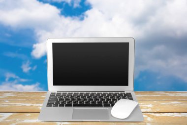 Tablo boş ekran ile laptop-in yakın çekim