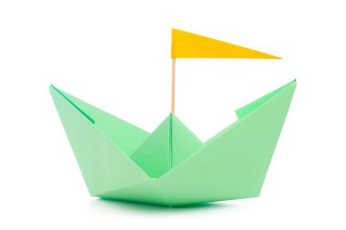 origami kağıt teknesi beyaz arkaplanda izole edildi