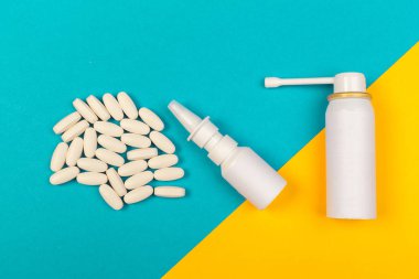 Renk arka plan üzerinde beyaz tıbbi ilaçlar