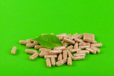 tabletler ve hapları renkli arka plan üzerinde 