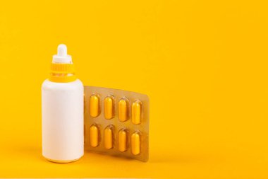 tabletler ve hapları renkli arka plan üzerinde 