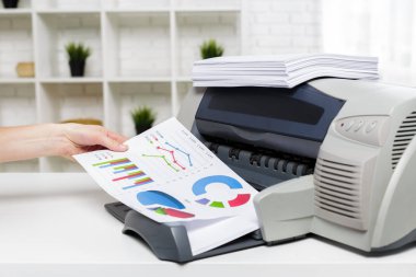 modern yazıcı kullanma office kişinin yakın çekim