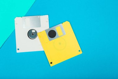 Disketler renkli arka plan üzerinde yakın çekim