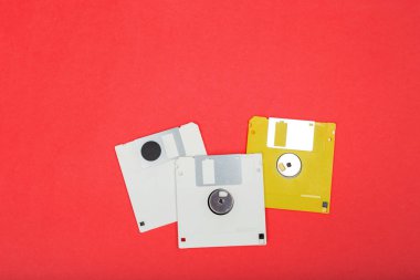 Disketler renkli arka plan üzerinde yakın çekim