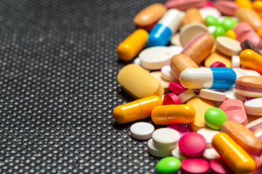 tabletler ve hapları koyu arka plan üzerinde