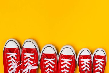 Kırmızı spor ayakkabılar üstten görünüm renkli arka plan üzerinde Kapat