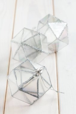 Beyaz arka plan üzerinde Noel ağacı için dekorasyon