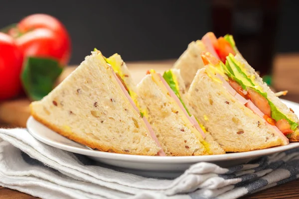 Gros Plan Sandwichs Sur Olate Une Table Bois — Photo