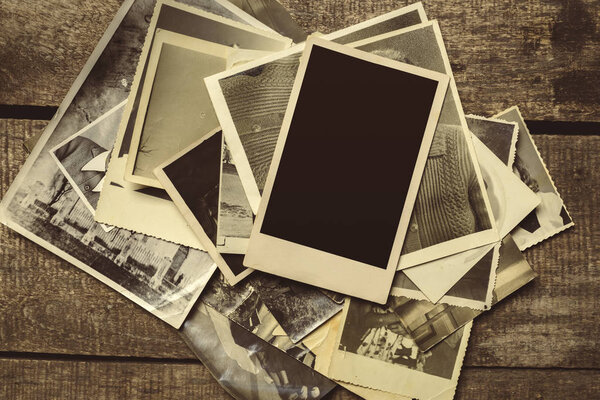 старые фотографии на деревянном столе
