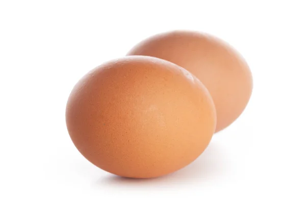 鸡蛋在白色背景上的关闭 — 图库照片