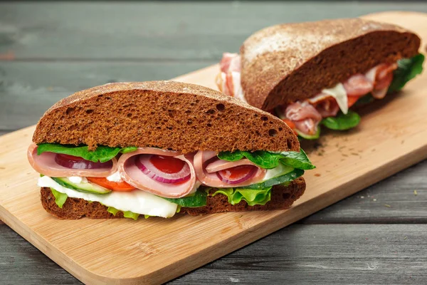 Крупным Планом Вкусных Бутербродов Деревянном Столе — стоковое фото