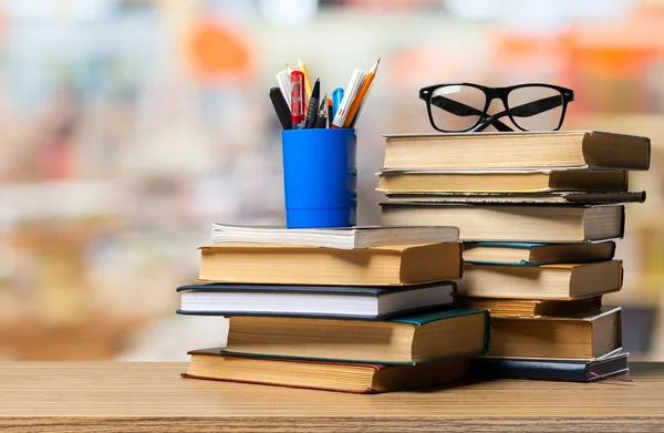 Libros Con Gafas Sobre Mesa —  Fotos de Stock