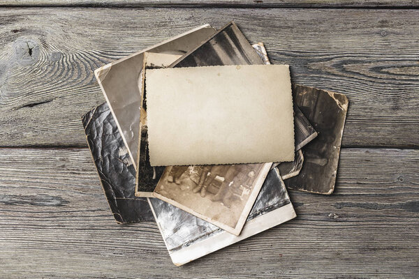 ретро старых фотографий на деревянном столе
