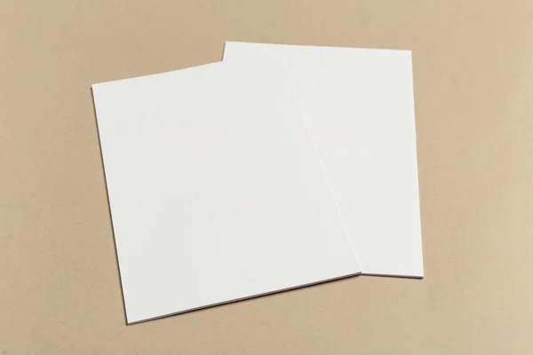 Fehér Papírt Fából Készült Asztal — Stock Fotó
