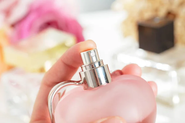 Mulher Mão Segurando Frasco Perfume Com Flores — Fotografia de Stock