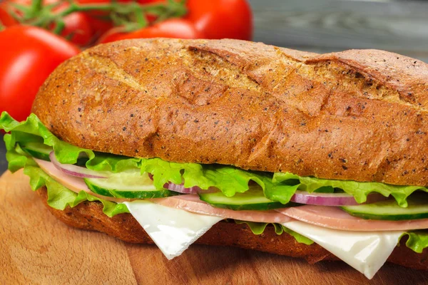 Primer Plano Delicioso Sándwich Una Mesa Madera —  Fotos de Stock