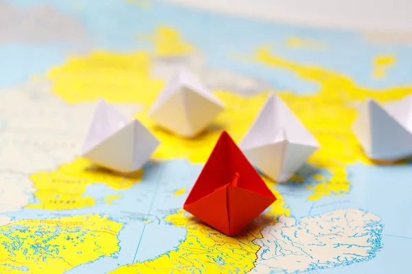 Origami Barco Papel Mapa Liderazgo Concepto Viaje —  Fotos de Stock