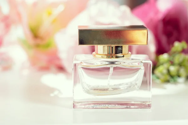 Frasco Perfume Con Flores —  Fotos de Stock