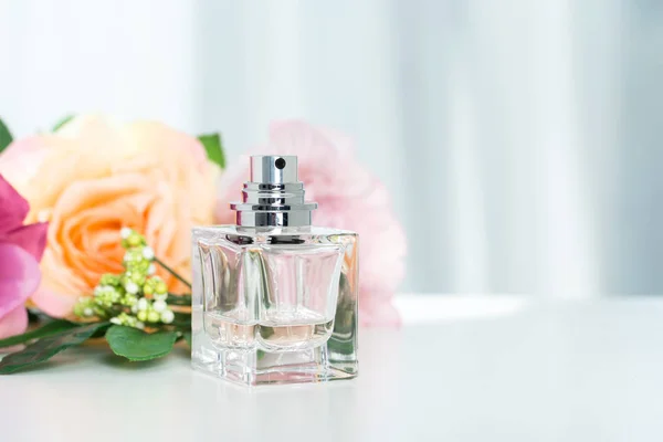 Close Parfume Bottles Flowers — стоковое фото