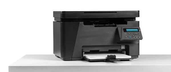 关闭在桌子上的现代打印机对白色背景 — 图库照片