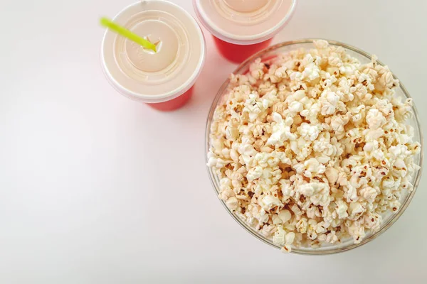 Dwie Szklanki Popcorn Szklanej Misce — Zdjęcie stockowe