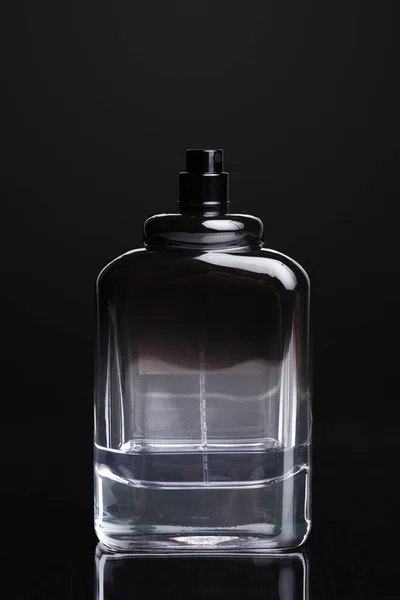暗い背景上の香水瓶のクローズ アップ — ストック写真