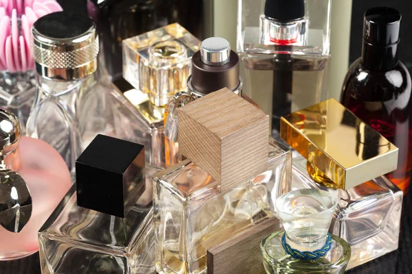 Zbliżenie Butelki Perfum Ciemnym Tle — Zdjęcie stockowe