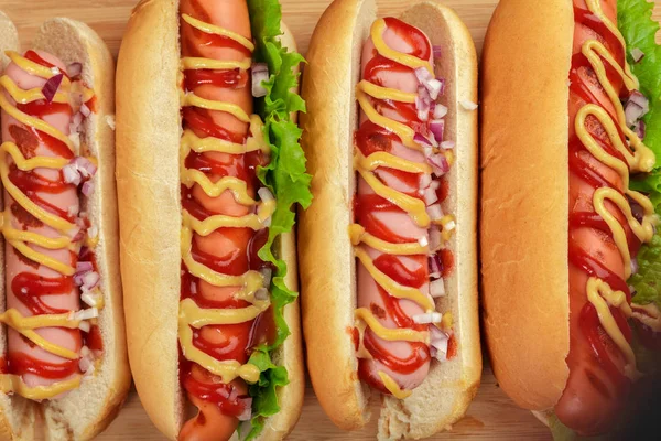 Detailní Záběr Hot Dogy Dřevěné Pozadí — Stock fotografie