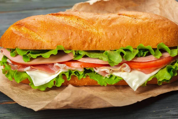 Primer Plano Delicioso Sándwich Una Mesa Madera —  Fotos de Stock