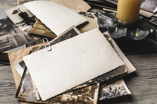 ретро старых фотографий на деревянном столе
