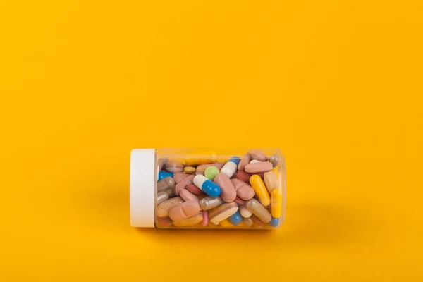 片剂和药片在五颜六色的背景 — 图库照片
