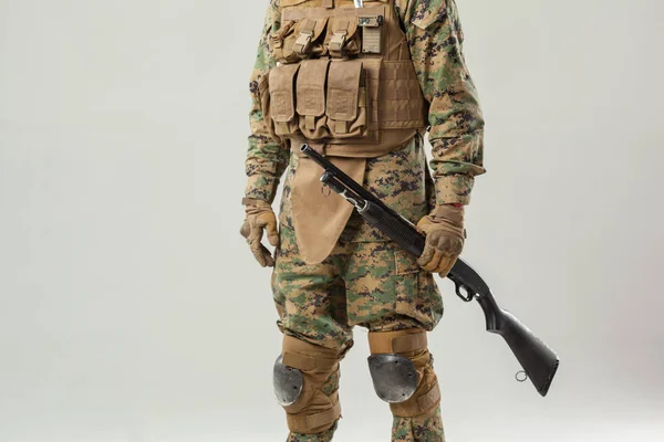 Солдат Камуфляжі Тримає Гвинтівку — стокове фото
