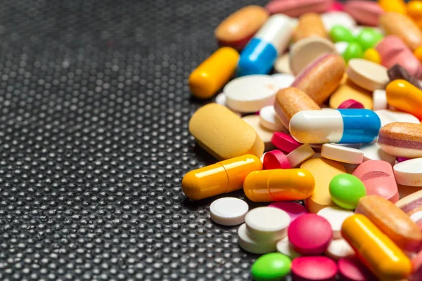 Tabletler Hapları Koyu Arka Plan Üzerinde — Stok fotoğraf
