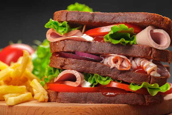 Gros Plan Savoureux Sandwichs Sur Une Planche Bois Des Frites — Photo