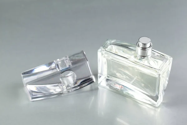 濃い背景の香水瓶 — ストック写真