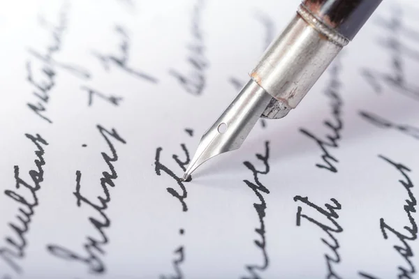 钢笔在古色古香的手写的信 免版税图库图片
