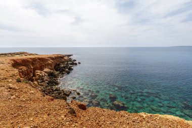 Sabahları bir kayalık kıyılarının gün görünümü
